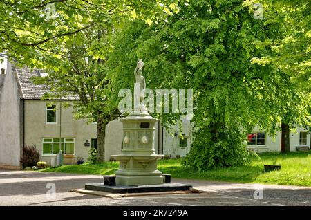 Tomintoul Moray Écosse le village au début de l'été une statue et une fontaine près de la place Banque D'Images