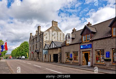 Tomintoul Moray Écosse le village dans les boutiques et l'hôtel de début d'été dans main Street Banque D'Images