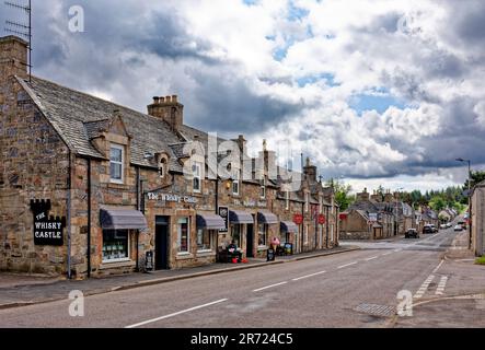 Tomintoul Moray Écosse le village dans les boutiques et maisons du début de l'été dans main Street Banque D'Images