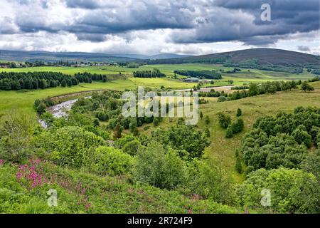 Tomintoul Moray Écosse le village au début de l'été la rivière Avon et les maisons du village au loin Banque D'Images