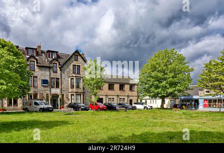 Tomintoul Moray Écosse le village au début de l'été The Square un hôtel et le centre de découverte Banque D'Images