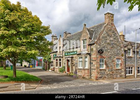 Tomintoul Moray Écosse le village au début de l'été The Square and Glenavon Hotel Banque D'Images