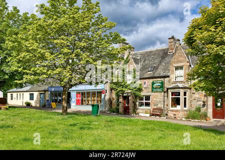 Tomintoul Moray Écosse le village au début de l'été The Square Hotel and Discovery Centre Banque D'Images