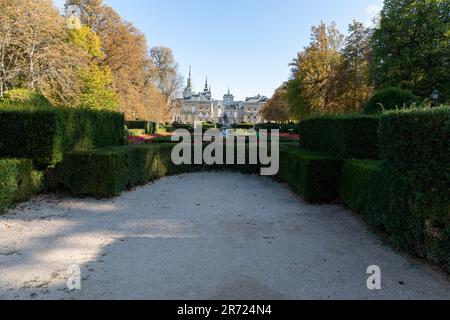 Vue sur les jardins de la ferme San Ildefonso avec le palais en arrière-plan, Segovia, Espagne. Banque D'Images