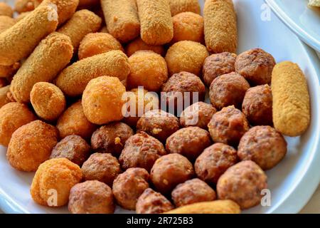 Assiette d'aliments frits. Boulettes de viande, croquettes de pommes de terre, arancini Banque D'Images