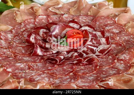 Assortiment de différents types de coupes froides italiennes. Salami, jambon cru, sopressata, capocollo Banque D'Images