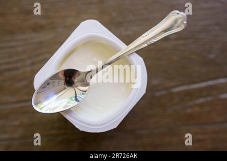 Yaourt naturel et cuillère à café, Majorque, Iles Baléares, Espagne Banque D'Images