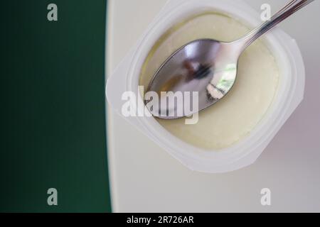 Yaourt naturel et cuillère à café, Majorque, Iles Baléares, Espagne Banque D'Images