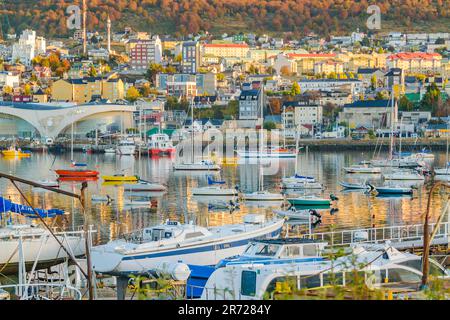 USHUAIA (ARGENTINE); du 14 au 2022 AVRIL : paysage urbain du front de mer d'Ushuaia, du point de vue du port, argentine Banque D'Images