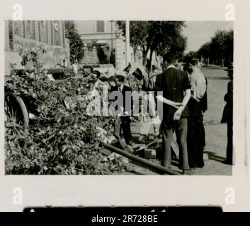 SS photographe Büschel de la Leibstandarte Adolf Hitler en Russie et en Italie 1943. Les soldats en action, Tiger is et Stugs se déroulent, l'artillerie et l'infanterie avancent. Une armure russe dévastée, un dîner formel au milieu du chaos, des récompenses décernées, le football brise la tension, un aperçu de Rome et l'équipement italien saisi révèlent la complexité de la guerre Banque D'Images