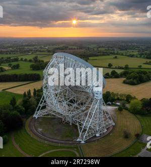 Goostrey, Cheshire, Royaume-Uni. Le coucher du soleil se reflète contre le télescope Lovell à Jodrell Bank, Cheshire. Image aérienne. 22nd mai 2023. Banque D'Images