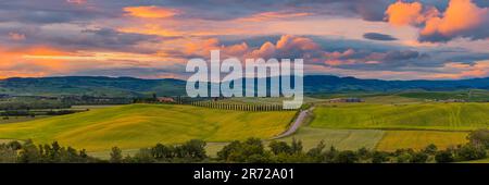 C'est le printemps et une grande image panoramique 3:1 d'un lever de soleil à l'Agriturismo Poggio Covili, situé à Val d'Orcia dans la campagne toscane dans le centre Banque D'Images