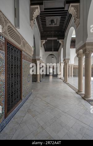 Paris, France - 06 10 2023 : la grande mosquée de Paris. Vue sur un couloir avec des murs en mosaïque Banque D'Images