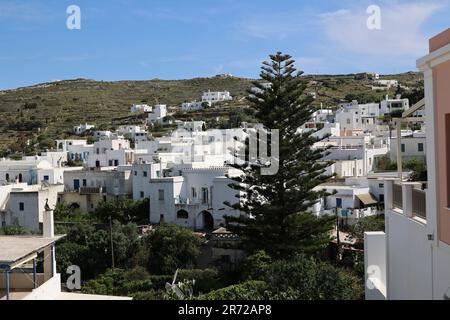 Vue sur le petit village de montagne de Lefkes Paros, Cyclades - Grèce Banque D'Images