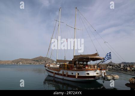 Bateau à voile dans le port de Naoussa sur l'île des Cyclades de Paros - Grèce Banque D'Images