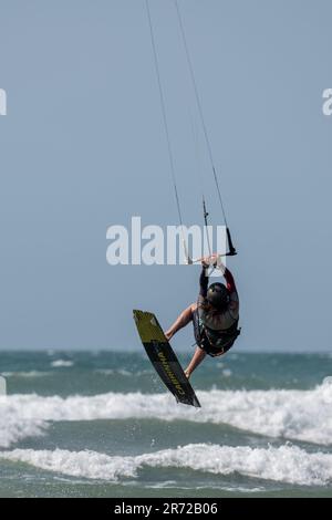 Kite surfeur en action à Westward Ho, North Devon Banque D'Images