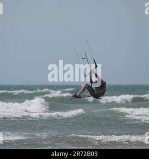 Kite surfeur en action à Westward Ho, North Devon Banque D'Images