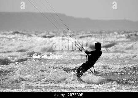 Kite surfeur en action à Westward Ho, North Devon Banque D'Images