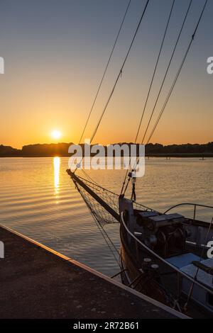 Coucher de soleil sur la rivière Warnow dans la ville hanséatique de Rostock. Banque D'Images