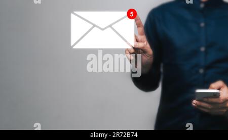 Nouveau concept de notification par e-mail pour la communication par e-mail d'entreprise et le marketing numérique. Boîte de réception recevant une alerte de message électronique. les gens d'affaires touc Banque D'Images