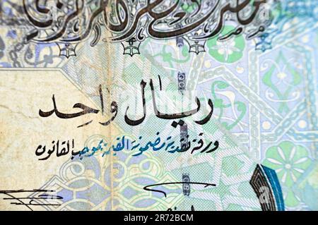 Une vue rapprochée du côté opposé de 1 Qatari Riyal monnaie d'argent du Qatar banknote présente colonne ornée, arches, voiliers, palmiers, croix Banque D'Images