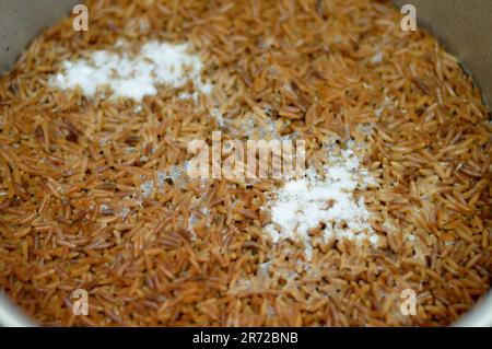 Moyen-Orient Orzo pâtes soupe égyptienne également connue sous le nom de Shorbet Lesan El Asfour, cuisine traditionnelle égyptienne de confort, fait de pâtes Orzo, beurre, olive o Banque D'Images