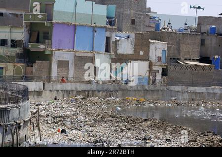Vue d'un drain d'égout principal ouvert vu couvert de tas de déchets, causant le blocage de l'eau d'égout après un avertissement émis par le département de météorologie au sujet d'une tempête cyclonique tropicale extrêmement grave appelé Biparjoy, a besoin d'attention du département concerné, situé sur la région de Liaquatabad à Karachi lundi, 12 juin 2023. Banque D'Images
