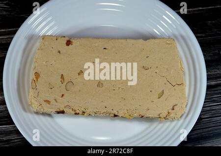 Tahini halva traditionnel avec des amandes ou Halawa Tahiniya, les principaux ingrédients de cette confestion sont le beurre ou la pâte de sésame (tahini), et le sucre, g Banque D'Images