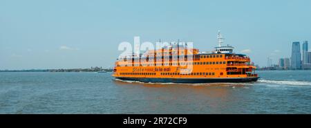 New York, États-Unis - 22 mai 2023 : vue panoramique sur le traversier de Staten Island. Navigation par la baie de New York, avec Ellis Isl Banque D'Images