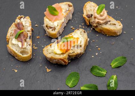 assortiment d'entrées pour œufs de poisson sur une ardoise Banque D'Images