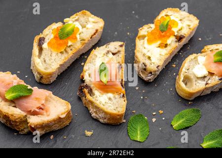 assortiment d'entrées pour œufs de poisson sur une ardoise Banque D'Images