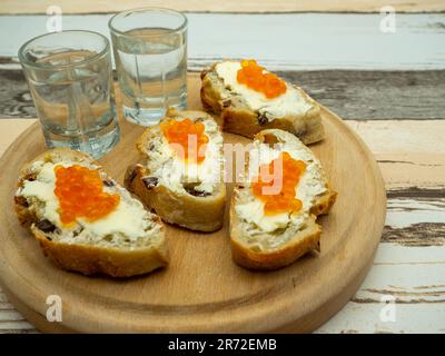 hors-d'œuvre de la roe de poisson avec verres et vodka mis à part Banque D'Images