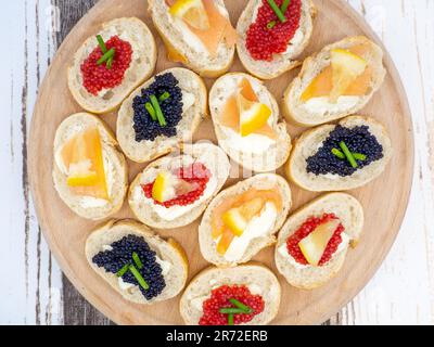 assiette avec assortiment d'entrées pour œufs de poisson Banque D'Images