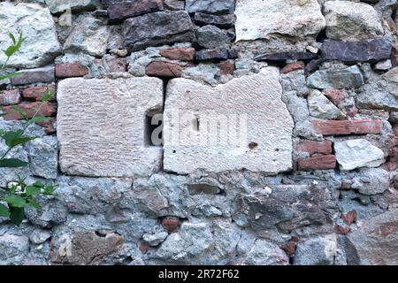 Pierres de murus dacicus dans un mur d'église; les gens près de l'ancienne forteresse d'Apoulon ont réutilisé les pierres pour d'autres bâtiments dans tout le centre Banque D'Images