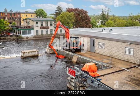 Dragueur éliminant les débris de l'apport d'eau à la génératrice hydroélectrique à Almonte, Ontario, Canada, le 24 mai 2023 Banque D'Images