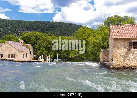 Les eaux coulantes et les magnifiques chutes d'eau du parc national de Krka, comté de Sibinik Knin, Croatie Banque D'Images