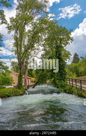 Les eaux coulantes et les magnifiques chutes d'eau du parc national de Krka, comté de Sibinik Knin, Croatie Banque D'Images