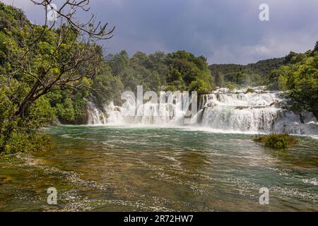 Les eaux coulantes et les magnifiques cascades Skradinski Buk dans le parc national de Krka, comté de Sibinik Knin, Croatie Banque D'Images