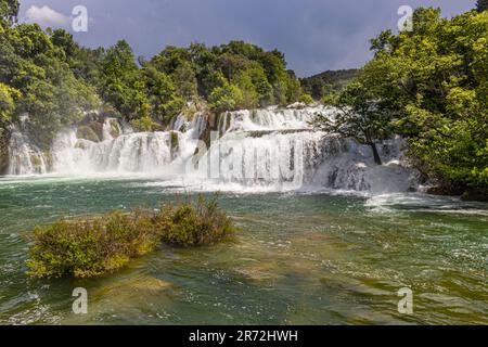 Les eaux coulantes et les magnifiques chutes d'eau du parc national de Krka, comté de Sibinik Knin, Croatie Banque D'Images