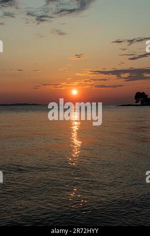 Dreamy Sunset reflets sur la mer adriatique dans la ville côtière dalmate de Zadar, Croatie Banque D'Images