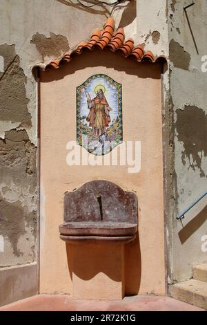 Robinet de rue dans la ville de Tarragone pour l'eau potable, décoré avec une fresque. Banque D'Images