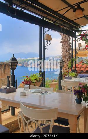 La photo a été prise à Antalya. La photo montre une table dans un café confortable sur le bord de mer. Banque D'Images