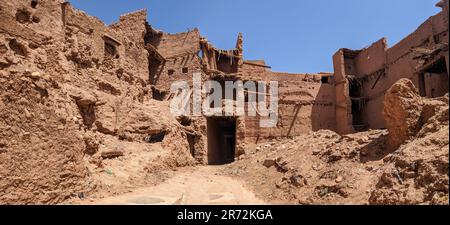 Vieilles maisons en argile délabrés historiques dans le centre-ville d'Amezrou, dans la vallée du Draa, au Maroc Banque D'Images