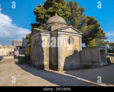 Ancienne chapelle privée du tombeau familial dans le cimetière de Campiglia Marittima, Livourne, Italie Banque D'Images