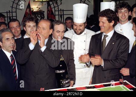 Milan Italie 1996-05-28 : Silvio Berlusconi célèbre le Championnat a de Milan AC 15th au restaurant avec Fabio Capello Banque D'Images