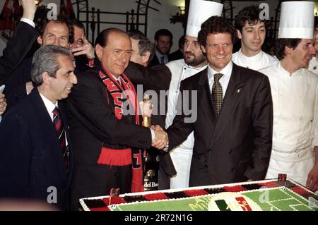 Milan Italie 1996-05-28 : Silvio Berlusconi célèbre le Championnat a de Milan AC 15th au restaurant avec Fabio Capello Banque D'Images