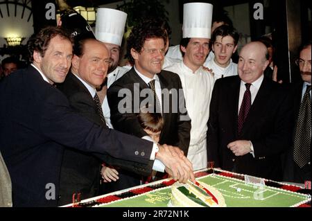 Milan Italie 1996-05-28 : Silvio Berlusconi célèbre le Championnat a de Milan AC 15th au restaurant avec Fabio Capello et Franco Baresi Banque D'Images