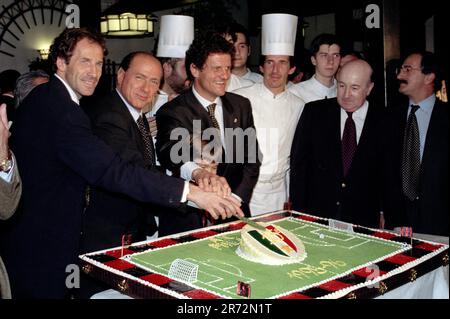 Milan Italie 1996-05-28 : Silvio Berlusconi célèbre le Championnat a de Milan AC 15th au restaurant avec Fabio Capello et Franco Baresi Banque D'Images