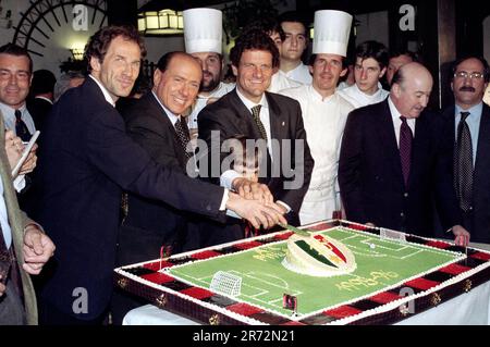 Milan Italie 1996-05-28 : Silvio Berlusconi célèbre le Championnat a de Milan AC 15th au restaurant avec Fabio Capello et Franco Baresi Banque D'Images