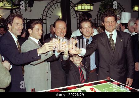 Milan Italie 1996-05-28 : Silvio Berlusconi célèbre le Championnat a de Milan AC 15th au restaurant avec Fabio Capello, Pier Silvio Berlusconi, Franco Baresi e Paolo Berlusconi Banque D'Images